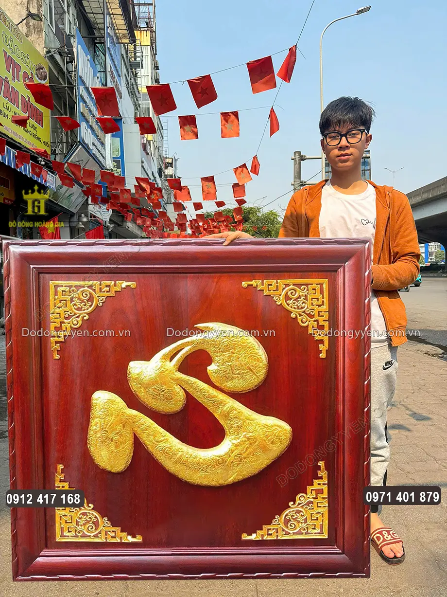 Khung tranh bằng gỗ gụ chắc chắn